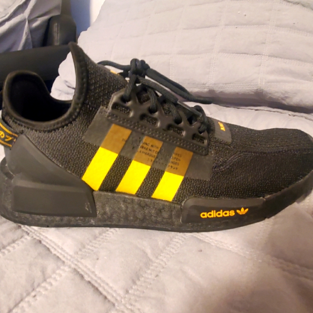 Black yellow adidas sneakers!